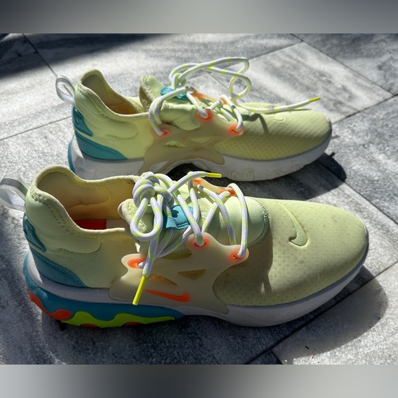 Nike React Presto Barely Volt - Picture 3 of 7